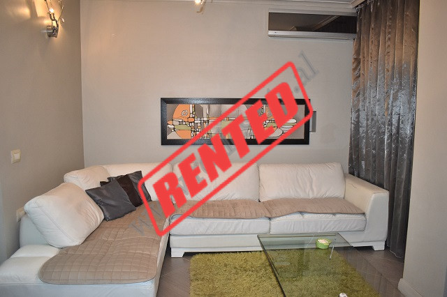 Apartament 2+1 me qira ne rrugen Robert Shvarc, ne Tirane.
Banesa eshte e pozicionuar ne katin e 5t